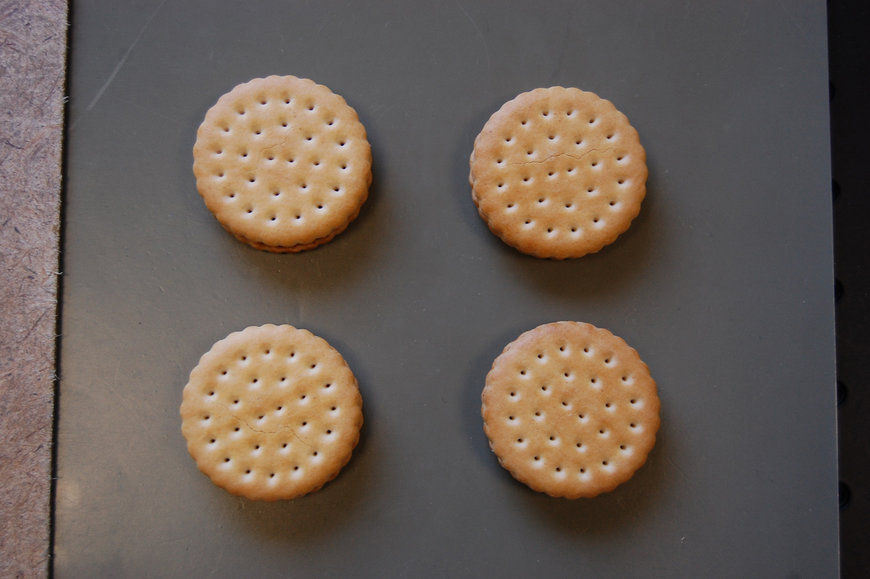 Using radar to detect foreign objects in foods